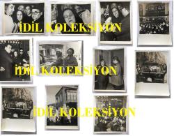 DARIO MORENO'NUN ÖLÜMÜ SONRASINDA CENAZESİYLE İLGİLİ FOTOĞRAFLARDAN OLUŞAN ORİJİNAL BÜYÜK BOY 11'Lİ FOTOĞRAF SETİ  - 24 x 18 cm EBADINDA - DARIO MORENO'NUN VEFATI SONRASI CENAZE  TÖRENİNE GELEN ANNESİ MADAM ROZA ve DİĞER YAKINLARI, CENAZESİ İÇİN HAZIRLANAN DİNİ TÖREN ve KATILAN İNSANLARIN OLDUĞU KARELER, İZMİR'DE ÜLKÜ SOKAK'TA ANNESİYLE KALDIĞI EVİN DIŞTAN ÇEKİLMİŞ GÖRÜNTÜSÜNÜN, CENAZESİNİ TAŞIYAN CENAZE ARACININ ve EN YAKIN ARKADAŞI ORGANİZATÖR TARKAN ÖZERMAN'IN DARIO MORENO'NUN ÜVEY KARDEŞİ YAKO'YA TÜRK BAYRAĞINA SARILI VATAN TOPRAĞINI DARIO MORENO'NUN İSRAİL'DEKİ MEZARINA KOYMASI İÇİN VERDİĞİ ANLARDA ÇEKİLMİŞ FOTOĞRATAN OLUŞAN TOPLAM 11 FOTOĞRAFLIK SET, FOTOĞRAFLAR BÜYÜK BOY, DÖNEMİNDEN ORİJİNAL BASIMLARDIR, ÖZEL ARŞİV