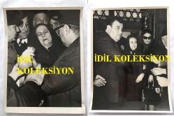 DARIO MORENO'NUN ÖLÜMÜ SONRASINDA CENAZESİYLE İLGİLİ FOTOĞRAFLARDAN OLUŞAN ORİJİNAL BÜYÜK BOY 11'Lİ FOTOĞRAF SETİ  - 24 x 18 cm EBADINDA - DARIO MORENO'NUN VEFATI SONRASI CENAZE  TÖRENİNE GELEN ANNESİ MADAM ROZA ve DİĞER YAKINLARI, CENAZESİ İÇİN HAZIRLANAN DİNİ TÖREN ve KATILAN İNSANLARIN OLDUĞU KARELER, İZMİR'DE ÜLKÜ SOKAK'TA ANNESİYLE KALDIĞI EVİN DIŞTAN ÇEKİLMİŞ GÖRÜNTÜSÜNÜN, CENAZESİNİ TAŞIYAN CENAZE ARACININ ve EN YAKIN ARKADAŞI ORGANİZATÖR TARKAN ÖZERMAN'IN DARIO MORENO'NUN ÜVEY KARDEŞİ YAKO'YA TÜRK BAYRAĞINA SARILI VATAN TOPRAĞINI DARIO MORENO'NUN İSRAİL'DEKİ MEZARINA KOYMASI İÇİN VERDİĞİ ANLARDA ÇEKİLMİŞ FOTOĞRATAN OLUŞAN TOPLAM 11 FOTOĞRAFLIK SET, FOTOĞRAFLAR BÜYÜK BOY, DÖNEMİNDEN ORİJİNAL BASIMLARDIR, ÖZEL ARŞİV