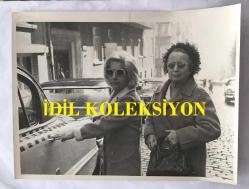 DARIO MORENO'NUN ÖLÜMÜ SONRASINDA CENAZESİYLE İLGİLİ FOTOĞRAFLARDAN OLUŞAN ORİJİNAL BÜYÜK BOY 11'Lİ FOTOĞRAF SETİ  - 24 x 18 cm EBADINDA - DARIO MORENO'NUN VEFATI SONRASI CENAZE  TÖRENİNE GELEN ANNESİ MADAM ROZA ve DİĞER YAKINLARI, CENAZESİ İÇİN HAZIRLANAN DİNİ TÖREN ve KATILAN İNSANLARIN OLDUĞU KARELER, İZMİR'DE ÜLKÜ SOKAK'TA ANNESİYLE KALDIĞI EVİN DIŞTAN ÇEKİLMİŞ GÖRÜNTÜSÜNÜN, CENAZESİNİ TAŞIYAN CENAZE ARACININ ve EN YAKIN ARKADAŞI ORGANİZATÖR TARKAN ÖZERMAN'IN DARIO MORENO'NUN ÜVEY KARDEŞİ YAKO'YA TÜRK BAYRAĞINA SARILI VATAN TOPRAĞINI DARIO MORENO'NUN İSRAİL'DEKİ MEZARINA KOYMASI İÇİN VERDİĞİ ANLARDA ÇEKİLMİŞ FOTOĞRATAN OLUŞAN TOPLAM 11 FOTOĞRAFLIK SET, FOTOĞRAFLAR BÜYÜK BOY, DÖNEMİNDEN ORİJİNAL BASIMLARDIR, ÖZEL ARŞİV