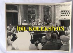 DARIO MORENO'NUN ÖLÜMÜ SONRASINDA CENAZESİYLE İLGİLİ FOTOĞRAFLARDAN OLUŞAN ORİJİNAL BÜYÜK BOY 11'Lİ FOTOĞRAF SETİ  - 24 x 18 cm EBADINDA - DARIO MORENO'NUN VEFATI SONRASI CENAZE  TÖRENİNE GELEN ANNESİ MADAM ROZA ve DİĞER YAKINLARI, CENAZESİ İÇİN HAZIRLANAN DİNİ TÖREN ve KATILAN İNSANLARIN OLDUĞU KARELER, İZMİR'DE ÜLKÜ SOKAK'TA ANNESİYLE KALDIĞI EVİN DIŞTAN ÇEKİLMİŞ GÖRÜNTÜSÜNÜN, CENAZESİNİ TAŞIYAN CENAZE ARACININ ve EN YAKIN ARKADAŞI ORGANİZATÖR TARKAN ÖZERMAN'IN DARIO MORENO'NUN ÜVEY KARDEŞİ YAKO'YA TÜRK BAYRAĞINA SARILI VATAN TOPRAĞINI DARIO MORENO'NUN İSRAİL'DEKİ MEZARINA KOYMASI İÇİN VERDİĞİ ANLARDA ÇEKİLMİŞ FOTOĞRATAN OLUŞAN TOPLAM 11 FOTOĞRAFLIK SET, FOTOĞRAFLAR BÜYÜK BOY, DÖNEMİNDEN ORİJİNAL BASIMLARDIR, ÖZEL ARŞİV