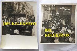 DARIO MORENO'NUN ÖLÜMÜ SONRASINDA CENAZESİYLE İLGİLİ FOTOĞRAFLARDAN OLUŞAN ORİJİNAL BÜYÜK BOY 11'Lİ FOTOĞRAF SETİ  - 24 x 18 cm EBADINDA - DARIO MORENO'NUN VEFATI SONRASI CENAZE  TÖRENİNE GELEN ANNESİ MADAM ROZA ve DİĞER YAKINLARI, CENAZESİ İÇİN HAZIRLANAN DİNİ TÖREN ve KATILAN İNSANLARIN OLDUĞU KARELER, İZMİR'DE ÜLKÜ SOKAK'TA ANNESİYLE KALDIĞI EVİN DIŞTAN ÇEKİLMİŞ GÖRÜNTÜSÜNÜN, CENAZESİNİ TAŞIYAN CENAZE ARACININ ve EN YAKIN ARKADAŞI ORGANİZATÖR TARKAN ÖZERMAN'IN DARIO MORENO'NUN ÜVEY KARDEŞİ YAKO'YA TÜRK BAYRAĞINA SARILI VATAN TOPRAĞINI DARIO MORENO'NUN İSRAİL'DEKİ MEZARINA KOYMASI İÇİN VERDİĞİ ANLARDA ÇEKİLMİŞ FOTOĞRATAN OLUŞAN TOPLAM 11 FOTOĞRAFLIK SET, FOTOĞRAFLAR BÜYÜK BOY, DÖNEMİNDEN ORİJİNAL BASIMLARDIR, ÖZEL ARŞİV