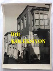 DARIO MORENO'NUN ÖLÜMÜ SONRASINDA CENAZESİYLE İLGİLİ FOTOĞRAFLARDAN OLUŞAN ORİJİNAL BÜYÜK BOY 11'Lİ FOTOĞRAF SETİ  - 24 x 18 cm EBADINDA - DARIO MORENO'NUN VEFATI SONRASI CENAZE  TÖRENİNE GELEN ANNESİ MADAM ROZA ve DİĞER YAKINLARI, CENAZESİ İÇİN HAZIRLANAN DİNİ TÖREN ve KATILAN İNSANLARIN OLDUĞU KARELER, İZMİR'DE ÜLKÜ SOKAK'TA ANNESİYLE KALDIĞI EVİN DIŞTAN ÇEKİLMİŞ GÖRÜNTÜSÜNÜN, CENAZESİNİ TAŞIYAN CENAZE ARACININ ve EN YAKIN ARKADAŞI ORGANİZATÖR TARKAN ÖZERMAN'IN DARIO MORENO'NUN ÜVEY KARDEŞİ YAKO'YA TÜRK BAYRAĞINA SARILI VATAN TOPRAĞINI DARIO MORENO'NUN İSRAİL'DEKİ MEZARINA KOYMASI İÇİN VERDİĞİ ANLARDA ÇEKİLMİŞ FOTOĞRATAN OLUŞAN TOPLAM 11 FOTOĞRAFLIK SET, FOTOĞRAFLAR BÜYÜK BOY, DÖNEMİNDEN ORİJİNAL BASIMLARDIR, ÖZEL ARŞİV