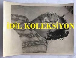 DARIO MORENO'NUN BEYİN KANAMASI SONRASI YOĞUN BAKIMDAYKEN ve YAŞAMA VEDASI SONRASINDA ADLİ TIPA GÖTÜRÜLÜRKEN ÇEKİLMİŞ FOTOĞRAFLARDAN OLUŞAN ORİJİNAL BÜYÜK BOY 9'LU FOTOĞRAF SETİ  - 24 x 18 cm EBADINDA - DARIO MORENO'NUN HAVA LİMANINDAKİ TARTIŞMA SONRASINDA TANSİYONUNUN YÜKSELİP BEYİN KANAMASI GEÇİRMESİNİN ARDINDAN YOĞUN BAKIMDAYKEN SON DAKİKALARINDA ÇEKİLMİŞ 6 FARKLI KARE, VEFATI SONRASINDA İSTANBUL ÜNİVERSİTESİ TIP FAKÜLTESİ ADLİTIP ENSTİTÜSÜ'NE OTOPSİ İÇİN GÖTÜRÜLDÜĞÜ ANLARDAN BİR KARE, MORGA KALDIRILMA SÜRECİNDE ÇEKİLMİŞ SON BİR GÖRÜNTÜSÜ ve HASTANEDE  CEPLERİNDEN ÇIKANLARIN ÇEKİLMİŞ BİR GÖRÜNTÜSÜNDEN OLUŞAN TOPLAM 9 ADET BÜYÜK BOY FOTOĞRAF SETİ, DÖNEMİNE AİT ORİJİNAL BASIMLAR, ÖZEL ARŞİV