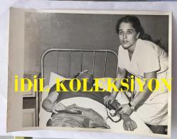 DARIO MORENO'NUN BEYİN KANAMASI SONRASI YOĞUN BAKIMDAYKEN ve YAŞAMA VEDASI SONRASINDA ADLİ TIPA GÖTÜRÜLÜRKEN ÇEKİLMİŞ FOTOĞRAFLARDAN OLUŞAN ORİJİNAL BÜYÜK BOY 9'LU FOTOĞRAF SETİ  - 24 x 18 cm EBADINDA - DARIO MORENO'NUN HAVA LİMANINDAKİ TARTIŞMA SONRASINDA TANSİYONUNUN YÜKSELİP BEYİN KANAMASI GEÇİRMESİNİN ARDINDAN YOĞUN BAKIMDAYKEN SON DAKİKALARINDA ÇEKİLMİŞ 6 FARKLI KARE, VEFATI SONRASINDA İSTANBUL ÜNİVERSİTESİ TIP FAKÜLTESİ ADLİTIP ENSTİTÜSÜ'NE OTOPSİ İÇİN GÖTÜRÜLDÜĞÜ ANLARDAN BİR KARE, MORGA KALDIRILMA SÜRECİNDE ÇEKİLMİŞ SON BİR GÖRÜNTÜSÜ ve HASTANEDE  CEPLERİNDEN ÇIKANLARIN ÇEKİLMİŞ BİR GÖRÜNTÜSÜNDEN OLUŞAN TOPLAM 9 ADET BÜYÜK BOY FOTOĞRAF SETİ, DÖNEMİNE AİT ORİJİNAL BASIMLAR, ÖZEL ARŞİV