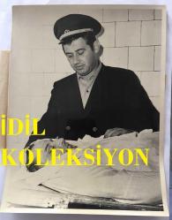 DARIO MORENO'NUN BEYİN KANAMASI SONRASI YOĞUN BAKIMDAYKEN ve YAŞAMA VEDASI SONRASINDA ADLİ TIPA GÖTÜRÜLÜRKEN ÇEKİLMİŞ FOTOĞRAFLARDAN OLUŞAN ORİJİNAL BÜYÜK BOY 9'LU FOTOĞRAF SETİ  - 24 x 18 cm EBADINDA - DARIO MORENO'NUN HAVA LİMANINDAKİ TARTIŞMA SONRASINDA TANSİYONUNUN YÜKSELİP BEYİN KANAMASI GEÇİRMESİNİN ARDINDAN YOĞUN BAKIMDAYKEN SON DAKİKALARINDA ÇEKİLMİŞ 6 FARKLI KARE, VEFATI SONRASINDA İSTANBUL ÜNİVERSİTESİ TIP FAKÜLTESİ ADLİTIP ENSTİTÜSÜ'NE OTOPSİ İÇİN GÖTÜRÜLDÜĞÜ ANLARDAN BİR KARE, MORGA KALDIRILMA SÜRECİNDE ÇEKİLMİŞ SON BİR GÖRÜNTÜSÜ ve HASTANEDE  CEPLERİNDEN ÇIKANLARIN ÇEKİLMİŞ BİR GÖRÜNTÜSÜNDEN OLUŞAN TOPLAM 9 ADET BÜYÜK BOY FOTOĞRAF SETİ, DÖNEMİNE AİT ORİJİNAL BASIMLAR, ÖZEL ARŞİV