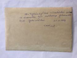 AHU TUĞBA'NIN ORİJİNAL FOTOĞRAFI  - 18 x 12 cm EBADINDA - AHU TUĞBA KARAKOLA İFADE VERMEK İÇİN GELDİĞİNDE ÇEKİLMİŞ BİR KARE, 22 ŞUBAT 1984