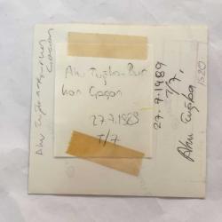 AHU TUĞBA'NIN ORİJİNAL FOTOĞRAFI  - 9 x 9 cm EBADINDA - AHU TUĞBA ve BURHAN ÇAÇAN BİRLİKTE BİR ŞEYLER YERKEN ÇEKİLMİŞ BİR KARE, 27 TEMMUZ 1989