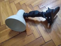 Temiz kullanılmış mandallı masa çalışma lambası .