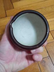 Eski izalatör çamurundan yapılmış çok dayanıklı ve ağır kusursuz küçük havan. Seramik sırrı havanıdır.