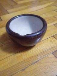 Eski izalatör çamurundan yapılmış çok dayanıklı ve ağır kusursuz küçük havan. Seramik sırrı havanıdır.