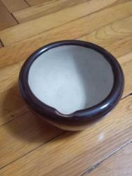 Eski izalatör çamurundan yapılmış çok dayanıklı ve ağır kusursuz küçük havan. Seramik sırrı havanıdır.