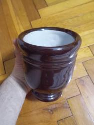 Eski izalatör çamurundan yapılmış çok dayanıklı ve ağır kusursuz büyük havan. Seramik sırrı havanıdır.