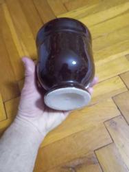 Eski izalatör çamurundan yapılmış çok dayanıklı ve ağır kusursuz büyük havan. Seramik sırrı havanıdır.