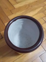 Eski izalatör çamurundan yapılmış çok dayanıklı ve ağır kusursuz büyük havan. Seramik sırrı havanıdır.