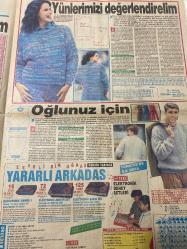 SAKLAMBAÇ CUMARTESİ GAZETESİ DOĞUM GÜNÜ HEDİYESİ -Cesur Gönül-Mehmetçik-Monica de Greiff-John Kennedy Jr.-Altay-Antanet Trego-Cemal Gürsel-Kenan Evren-İzzet’in İkizi-Fransa bu Türk filmini konuşuyor-Ahu Tuğba’dan Bebek show-Oya Aydoğan’ın Gurur’u-Güzel İzmir ay yıldızlı bayrağına kavuşuyor-İstanbul’un yerle bir olduğu gün-Paris gecelerinin renkli ressamı oldu-105 torunlu nine-Güzelleri serinletenler-Kokain kartelinin boy hedefi-Son sözleri ne oldu-Bir zamanlar 98 kiloydu-John Kennedy Jr hukuk dünyasında-Emekliler ilaç almayın spor yapın-Bu hap insanı uyutmayacak-Alkolizm ve kadın-Gençler ve çiçekler-Perma raporu-Karşı cinsle aranız nasıl-Bir ceket örelim-İşte kışlık aksesuarlar-Saç örgüsü bir ceket yapalım-Çalışan hanımlara masabaşı şıklığı-Yünlerimizi değerlendirelim-Oğlunuz için-Mevsimlik-Süveterlerinize adınızı işleyin