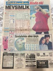 SAKLAMBAÇ CUMARTESİ GAZETESİ DOĞUM GÜNÜ HEDİYESİ -Cesur Gönül-Mehmetçik-Monica de Greiff-John Kennedy Jr.-Altay-Antanet Trego-Cemal Gürsel-Kenan Evren-İzzet’in İkizi-Fransa bu Türk filmini konuşuyor-Ahu Tuğba’dan Bebek show-Oya Aydoğan’ın Gurur’u-Güzel İzmir ay yıldızlı bayrağına kavuşuyor-İstanbul’un yerle bir olduğu gün-Paris gecelerinin renkli ressamı oldu-105 torunlu nine-Güzelleri serinletenler-Kokain kartelinin boy hedefi-Son sözleri ne oldu-Bir zamanlar 98 kiloydu-John Kennedy Jr hukuk dünyasında-Emekliler ilaç almayın spor yapın-Bu hap insanı uyutmayacak-Alkolizm ve kadın-Gençler ve çiçekler-Perma raporu-Karşı cinsle aranız nasıl-Bir ceket örelim-İşte kışlık aksesuarlar-Saç örgüsü bir ceket yapalım-Çalışan hanımlara masabaşı şıklığı-Yünlerimizi değerlendirelim-Oğlunuz için-Mevsimlik-Süveterlerinize adınızı işleyin