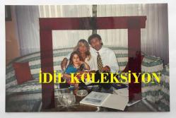 AHU TUĞBA'NIN ORİJİNAL FOTOĞRAFI  - 15 x 10 cm EBADINDA - AHU TUĞBA EŞİ TIMMY ALEJTANIJ ve KIZLARI AJELBEGÜ AHU ANJELİK ALEJTANIJ İLE BİRLİKTE EVLERİNDE HATIRA POZU VERİRKEN ÇEKİLMİŞ BİR FOTOĞRAF, 1996