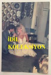 SELÇUK URAL ve AHU TUĞBA'NIN ORİJİNAL FOTOĞRAFI  - 15 x 10 cm EBADINDA - AHU TUĞBA ve SELÇUK URAL, GAZİANTEP'TE BİRLİKTE SAHNE ALDIKLARINDA ŞARKI SÖYLEDİKLERİ ANLARDA ÇEKİLMİŞ BİR KARE, 16 HAZİRAN 1989