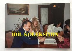 AHU TUĞBA'NIN ORİJİNAL 2'Lİ FOTOĞRAF SETİ  - 12 x 9 cm EBADINDA - AHU TUĞBA, TIMMY ALEJTANIJ İLE EVLENİRKEN NİKAH ŞAHİTLİĞİNİ AVUKAT RAHMİ ÖZKAN YAPTI, BU ÖZEL ANLARDA ÇEKİLMİŞ 2 FARKLI KARE
