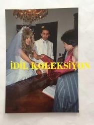 AHU TUĞBA'NIN ORİJİNAL 2'Lİ FOTOĞRAF SETİ  - 12 x 9 cm EBADINDA - AHU TUĞBA, TIMMY ALEJTANIJ İLE EVLENİRKEN NİKAH ŞAHİTLİĞİNİ AVUKAT RAHMİ ÖZKAN YAPTI, BU ÖZEL ANLARDA ÇEKİLMİŞ 2 FARKLI KARE