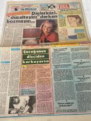 HÜRRİYET TIP MERKEZİ GAZETESİ DOĞUM GÜNÜ GAZETESİ- 23 TEMMUZ 1985-Doç. Dr. Feyzi Batur - Ali Rıza Durdoğar - Mehmet Barok - Aysun Demiray - Cemal Dündar - Adile Teyze  Dişlerinizi düzeltelim derken bozmayın - Çocuğunuz dişçiden korkuyorsa - Kasık ve ayağımda ağrılar beliriyor - Ameliyat yerimde garip hisler duyuyorum - Acaba menopoza mı girdim - Safrakesemde taş var - Benzol sağlık için tehlikeli midir - Ölme­yen Aşk - Aile Albümü - Gurbetçi Gülçin - Tarihi yok etmeyelim - Çiğne kocaoğlan çiğne - Falınız - Alpago  Ölmeyen Aşk - Çizen Cemal Dündar - Alpago - Çizen Mete İn Soysal Çizer Ferhat Kol
