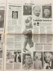 HÜRRİYET GAZETESİ DOĞUM GÜNÜ HEDİYESİ -5 KASIM 1995-Albert Einstein-Prenses Diana-Grace Kelly-Rock Hudson-Lenin-Mao-Tuğrul Savkay-Hadi Uluengin-Kevin Costner-Dennis Hopper-Jeanne Tripplehorn-Tina Majorino-Dean Semler-Theo Angelopoulos-Harvey Keitel-Maia Morgenstern-Erland Josephson-Will Stillman-Taylor Nichols-Chris Eigeman-Tushka Bergen-Mira Sorvino-Jane Sibbett-Nuria Bada-Matthew Géczy-John Thomas-Allan Harris-Ayşe Karasu-Ayla Erduran-Fehmi Sırrı Süreyya Serdengeçti-Süleyman Sarılar-Hayrettin Karateke-Korhan Karaoysal-Kenan Onuk-Fatoş Karahasan-Eray Karasu-Sedef Erken-Tuğrul Eryılmaz-Ertuğrul Özkök-Sevim Gözay-Berna Gençalp-Ercüment Aksoy-Sezin İnalpulat-Erdal Çelik  Yanlışlıklar komedyası-Bir Akdeniz Esintisi-Bir popoya tav oldular-Meğerse Küba’da kriz yokmuş-Ulis’in Bakışı-Su Dünyası Waterworld-Barselona Barselona-Üç ahbap çavuş CRR’de-Besteler zayıf-Kadın erkek-Kıram kırama-Çırağan’da yanlışlıklar bir gece-Karikatürsüz surat-Yorumsuz haberler-Kentin dışında ama yanıbaşında-Yeni ma
