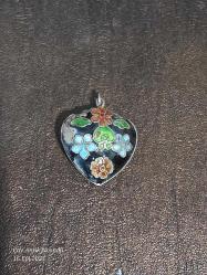 Vintage Cloissonne Kabartmalı Kalp Kolye Siyah, çok renkli çiçeklerle
