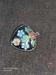 Vintage Cloissonne Kabartmalı Kalp Kolye Siyah, çok renkli çiçeklerle