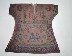 TAMAMEN ÖNLÜ ARKALI HAVAS DUA TILSIM YAZILI GÖMLEK