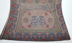 TAMAMEN ÖNLÜ ARKALI HAVAS DUA TILSIM YAZILI GÖMLEK