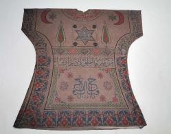 TAMAMEN ÖNLÜ ARKALI HAVAS DUA TILSIM YAZILI GÖMLEK
