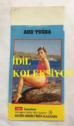 AHU TUĞBA'NIN FOTOĞRAFLI TANITIM KARTI, TAN GAZETESİ ARMAĞANI, BASKI İMZALI, DÖNEMİNE AİT ORİJİNAL BASIM - 19 x 9 cm EBADINDA -