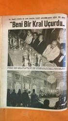 HAYAT HAFTALIK HABER MECMUA, DERGİSİ - SIRA NO: 572 SAYI: 39 TARİH: 21 EYLÜL 1967 KRAL HÜSEYİN - VELİAHT PRENS HASAN - İÇİŞLERİ BAKANI SÜKAN - MÜNİR NURETTİN - KÖKSAL TÜRK - CUMHURBAŞKANI SUNAY - SENATO BAŞKANI ATASAGUN - BAŞBAKAN DEMİREL - YUNAN BAŞBAKANI KOLLIAS - DIŞİŞLERİ BAKANI ÇAĞLAYANGİL - MAZHAR İPEK - NİYAZİ AKGÜNDÜZ - CHRIS TOMPSON - TAMER GÜVENÇ - ŞEVKET RADO - HİKMET FERİDUN ES - ÇETİN EMEC KRAL HÜSEYİN'İN KULLANDIĞI UÇAKTA HAYAT MUHABİRİ - YILIN İDEAL EV KADINI - TAM 48 SAAT - DÜNYA KEŞAN'DAN BAHSETTİ - HUDUTTA RANDEVU - KENDİ KENDİMİZLE MÜCADELE - KÜLTÜR HAMLESİ - 36. İZMİR MİLLETLERARASI FUARI - KARAGÜMRÜK Kırmızı Grubun iddialı takımlarından Sarıyer, en kuvvetli kadrosuyle Ali Sami Yen Stadında. Ayaktakiler (soldan): Selgar, Mustafa, Garo, Adnan, Ahmet. Seref. Oturanlar: Cemil, Rabbani, Kamil, K. Mustafa, Metin. -  EKSİKSİZ TAM TAKIM 48 SAYFA