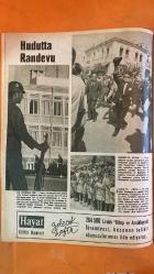 HAYAT HAFTALIK HABER MECMUA, DERGİSİ - SIRA NO: 572 SAYI: 39 TARİH: 21 EYLÜL 1967 KRAL HÜSEYİN - VELİAHT PRENS HASAN - İÇİŞLERİ BAKANI SÜKAN - MÜNİR NURETTİN - KÖKSAL TÜRK - CUMHURBAŞKANI SUNAY - SENATO BAŞKANI ATASAGUN - BAŞBAKAN DEMİREL - YUNAN BAŞBAKANI KOLLIAS - DIŞİŞLERİ BAKANI ÇAĞLAYANGİL - MAZHAR İPEK - NİYAZİ AKGÜNDÜZ - CHRIS TOMPSON - TAMER GÜVENÇ - ŞEVKET RADO - HİKMET FERİDUN ES - ÇETİN EMEC KRAL HÜSEYİN'İN KULLANDIĞI UÇAKTA HAYAT MUHABİRİ - YILIN İDEAL EV KADINI - TAM 48 SAAT - DÜNYA KEŞAN'DAN BAHSETTİ - HUDUTTA RANDEVU - KENDİ KENDİMİZLE MÜCADELE - KÜLTÜR HAMLESİ - 36. İZMİR MİLLETLERARASI FUARI - KARAGÜMRÜK Kırmızı Grubun iddialı takımlarından Sarıyer, en kuvvetli kadrosuyle Ali Sami Yen Stadında. Ayaktakiler (soldan): Selgar, Mustafa, Garo, Adnan, Ahmet. Seref. Oturanlar: Cemil, Rabbani, Kamil, K. Mustafa, Metin. -  EKSİKSİZ TAM TAKIM 48 SAYFA