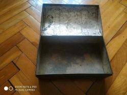 Eski teneke dikiş kutusu