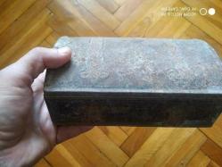 Eski teneke dikiş kutusu