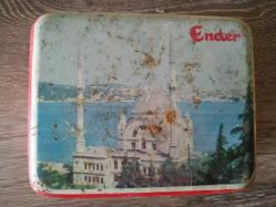 Eski Ender teneke şekerleme kutusu.