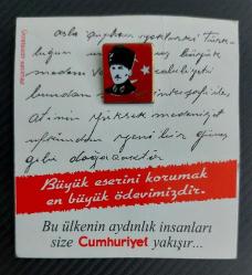 Mustafa Kemal ATATÜRK Temalı Hatıra Yaka Rozeti. Cumhuriyet Gazetesi. Altın Renk Çerçeveli ve 3 Renk-Mineli. 