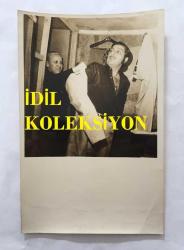 SUNUCU ORHAN BORAN'IN ORİJİNAL 3'LÜ FOTOĞRAF SETİ - 18 x 12 cm EBADINDA - ORHAN BORAN EVDEN ÇIKMAK ÜZEREYKEN EŞİ GÜLER BORAN'IN GELİP CEKETİNİ GİYDİRDİĞİ ve ÖPÜŞTÜKLERİ ANLARDA ÇEKİLMİŞ 3 FARKLI KARE