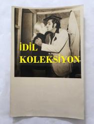 SUNUCU ORHAN BORAN'IN ORİJİNAL 3'LÜ FOTOĞRAF SETİ - 18 x 12 cm EBADINDA - ORHAN BORAN EVDEN ÇIKMAK ÜZEREYKEN EŞİ GÜLER BORAN'IN GELİP CEKETİNİ GİYDİRDİĞİ ve ÖPÜŞTÜKLERİ ANLARDA ÇEKİLMİŞ 3 FARKLI KARE
