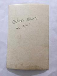 SUNUCU ORHAN BORAN'IN ORİJİNAL 3'LÜ FOTOĞRAF SETİ - 18 x 12 cm EBADINDA - ORHAN BORAN EVDEN ÇIKMAK ÜZEREYKEN EŞİ GÜLER BORAN'IN GELİP CEKETİNİ GİYDİRDİĞİ ve ÖPÜŞTÜKLERİ ANLARDA ÇEKİLMİŞ 3 FARKLI KARE