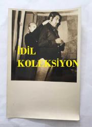 SUNUCU ORHAN BORAN'IN ORİJİNAL 3'LÜ FOTOĞRAF SETİ - 18 x 12 cm EBADINDA - ORHAN BORAN EVDEN ÇIKMAK ÜZEREYKEN EŞİ GÜLER BORAN'IN GELİP CEKETİNİ GİYDİRDİĞİ ve ÖPÜŞTÜKLERİ ANLARDA ÇEKİLMİŞ 3 FARKLI KARE