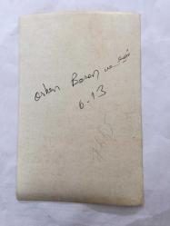 SUNUCU ORHAN BORAN'IN ORİJİNAL 3'LÜ FOTOĞRAF SETİ - 18 x 12 cm EBADINDA - ORHAN BORAN EVDEN ÇIKMAK ÜZEREYKEN EŞİ GÜLER BORAN'IN GELİP CEKETİNİ GİYDİRDİĞİ ve ÖPÜŞTÜKLERİ ANLARDA ÇEKİLMİŞ 3 FARKLI KARE