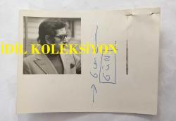 SUNUCU ORHAN BORAN'IN ORİJİNAL 2'Lİ FOTOĞRAF SETİ - 12 x 9 cm EBADINDA - ORHAN BORAN ve KOL SAATİNİ GÖSTEREN 2 FARKLI KARE (KAĞITLARI 12 x 9, İÇİNDEKİ FOTOĞRAF KARELERİ 5 x 4,5 cm EBADINDADIR)