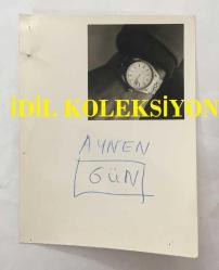 SUNUCU ORHAN BORAN'IN ORİJİNAL 2'Lİ FOTOĞRAF SETİ - 12 x 9 cm EBADINDA - ORHAN BORAN ve KOL SAATİNİ GÖSTEREN 2 FARKLI KARE (KAĞITLARI 12 x 9, İÇİNDEKİ FOTOĞRAF KARELERİ 5 x 4,5 cm EBADINDADIR)