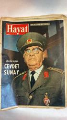 HAYAT HAFTALIK HABER MECMUA, DERGİSİ - ORTA SAYFA POSTER : ARAPÇA TABLO - SIRA NO: 496 TARİH: NİSAN 1966 SAYI: 15  CEVDET SUNAY – FERAH BOZBEYLİ – OSMAN BÖLÜKBAŞI – AUFET SUNAY – MELEK AYDINER – CEMAL TURAL – ŞEVKET RADO – MUAMMER ÖZTEKİN – SELİM TEMEL – NECDET ERGÜL – NESUHI ERTEGÜN – AHMET ERTEGÜN – SARA KORLE – MEHMET BİBER – MÜNİR ERTEGÜN – SONNY & CHER  CEVDET SUNAY’IN 5. CUMHURBAŞKANI SEÇİLMESİ, YEMİN TÖRENİ VE ANITKABİR ZİYARETİ – TBMM’DE 461 OYLA SEÇİLEN SUNAY’A FERAH BOZBEYLİ’NİN HABERİ İLETİŞİ – SUNAY’IN AİLESİ VE SİYASİ EŞLERİN TÖRENDEKİ GÖRÜNTÜLERİ – OSMAN BÖLÜKBAŞI’NIN SEÇİME KATILMAYIP SONRADAN TEBRİKİ – CEMAL TURAL’IN GENELKURMAY BAŞKANLIĞINA GETİRİLİŞİ – HAYAT MECMUASI’NIN ONUNCU YILINI KUTLADIĞI ÖZEL BÖLÜM VE GALATASARAY’DAKİ SERGİ DUYURUSU – ŞEVKET RADO’DAN “ÇOCUK VE POLİTİKA” BAŞLIKLI SOHBET YAZISI: TERBİYE, NESİLLER ARASI FARKLAR VE SİYASİ BİLİNÇ ÜZERİNE ELEŞTİRİ – “AMERİKA’DA TÜRKLER” SERİSİNDE NESUHI VE AHMET ERTEGÜN’ÜN ATLANTİK PLA  -  EKSİKSİZ TAM TAKIM 48 SAYFA