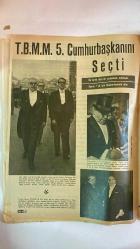 HAYAT HAFTALIK HABER MECMUA, DERGİSİ - ORTA SAYFA POSTER : ARAPÇA TABLO - SIRA NO: 496 TARİH: NİSAN 1966 SAYI: 15  CEVDET SUNAY – FERAH BOZBEYLİ – OSMAN BÖLÜKBAŞI – AUFET SUNAY – MELEK AYDINER – CEMAL TURAL – ŞEVKET RADO – MUAMMER ÖZTEKİN – SELİM TEMEL – NECDET ERGÜL – NESUHI ERTEGÜN – AHMET ERTEGÜN – SARA KORLE – MEHMET BİBER – MÜNİR ERTEGÜN – SONNY & CHER  CEVDET SUNAY’IN 5. CUMHURBAŞKANI SEÇİLMESİ, YEMİN TÖRENİ VE ANITKABİR ZİYARETİ – TBMM’DE 461 OYLA SEÇİLEN SUNAY’A FERAH BOZBEYLİ’NİN HABERİ İLETİŞİ – SUNAY’IN AİLESİ VE SİYASİ EŞLERİN TÖRENDEKİ GÖRÜNTÜLERİ – OSMAN BÖLÜKBAŞI’NIN SEÇİME KATILMAYIP SONRADAN TEBRİKİ – CEMAL TURAL’IN GENELKURMAY BAŞKANLIĞINA GETİRİLİŞİ – HAYAT MECMUASI’NIN ONUNCU YILINI KUTLADIĞI ÖZEL BÖLÜM VE GALATASARAY’DAKİ SERGİ DUYURUSU – ŞEVKET RADO’DAN “ÇOCUK VE POLİTİKA” BAŞLIKLI SOHBET YAZISI: TERBİYE, NESİLLER ARASI FARKLAR VE SİYASİ BİLİNÇ ÜZERİNE ELEŞTİRİ – “AMERİKA’DA TÜRKLER” SERİSİNDE NESUHI VE AHMET ERTEGÜN’ÜN ATLANTİK PLA  -  EKSİKSİZ TAM TAKIM 48 SAYFA