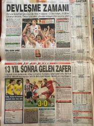 SABAH GAZETESİ DOĞUM GÜNÜ HEDİYESİ - 3 EYLÜL 2007 - TAM TAKIM 40 SAYFADIR -Gençlerimize saldırdılar-Mete küçükberber-Egemen Bağış-Ece erken-Tuncer Öztarhan-Hakan Şükür-Alex-Oğuz Özerden-Balçiçek Pamir-Karoline Byler-yedi bin bosnalı çift rekor için öpüştü-Jonathan Edington-Ahmet Çakar-Türk Futbolunda çürümenin sonu-Vestel, Manisaspor ve futboldan desteğini çekti-Totemci Feldkamp-Hakan Balta Sürprizi-Fatih tekke-Milli takım toplandı-Stepanov-Hakan Şükür 241 golle lig tarihinin en golcü futbolcusu oldu-Levent Tüzemen-Ebru Kılıçoğlu-Ufuk Ceylan panter gibi-Shabani Nonda ilk kez oynadı-Ömer üründül-Aziz yıldırım:Bu oyunla nasıl olacak-Zico-Gürcan Bilgiç-ertuğrul Sağlam-Beşiktaştan A milli takıma 6 futbolcu- Mert Nobre-Gürcan Bilgiç-Chelsea patronu Roman Abramovich-Elvan Abeylegesse-Filenin sultanları-Bahar Doğan’dan çok kötü derece-12 dev adam-Murat didin-Tülin Şahin-Tuğçe Güder-Ahu Tuğba-Gisele Bündchen-Naomi Campbell-Vanessa Hessier-Tarkan ve İbrahim tatlıses gerginliği-Çarşı grubu