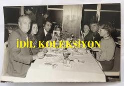 TEKİN AKMANSOY'UN ORİJİNAL FOTOĞRAFI - 18 x  12 cm EBADINDA - İSTANBUL CARLTON OTELİ MÜDÜR KADRİ MORALİ, TURİM BANKAI GENEL MUHASEBE MÜDÜRÜ CENGİZ ÖZKAY, EŞLERİ ve ANKARALI MİSAFİRLERİ, TEKİN AKMANSOY, EŞİ MERAL HANIM ve KIZI ARZU İLE BİRLİKTE YEMEK YERLERKEN ÇEKİLMİŞ BİR HATIRA FOTOĞRAFI