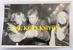 TEKİN AKMANSOY'UN ORİJİNAL FOTOĞRAFI - 18 x  12 cm EBADINDA - TEKİN AKMANSOY ve EŞİ MERAL AKMANSOY BİR MEKANDA YEMEK YERKEN ÇEKİLMİŞ BİR KARE